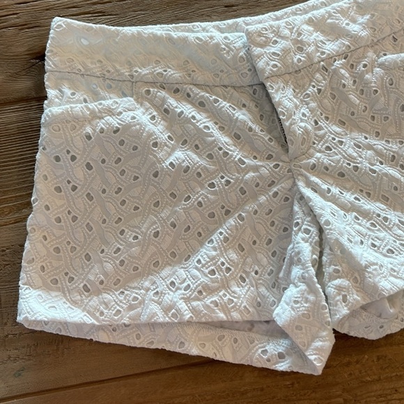 Lilly Pulitzer White Eyelet Shorts Size 00 - Picture 2 of 5